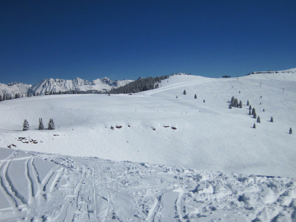 Vail China Bowl showing cliffs, bowl and ski lift