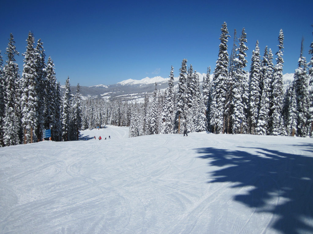 intersection of boomer and Tin Pants beginner ski trails at Vail